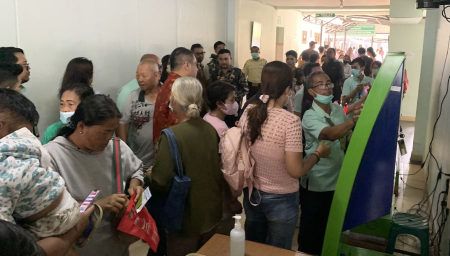 Layanan&nbsp;anjungan pendaftaran mandiri khusus pasien BPJS di&nbsp;RS Prof Ngoerah Denpasar, Bali terlihat berjubel hingga di pintu masuk poliklinik, Rabu, 24 April 2024.