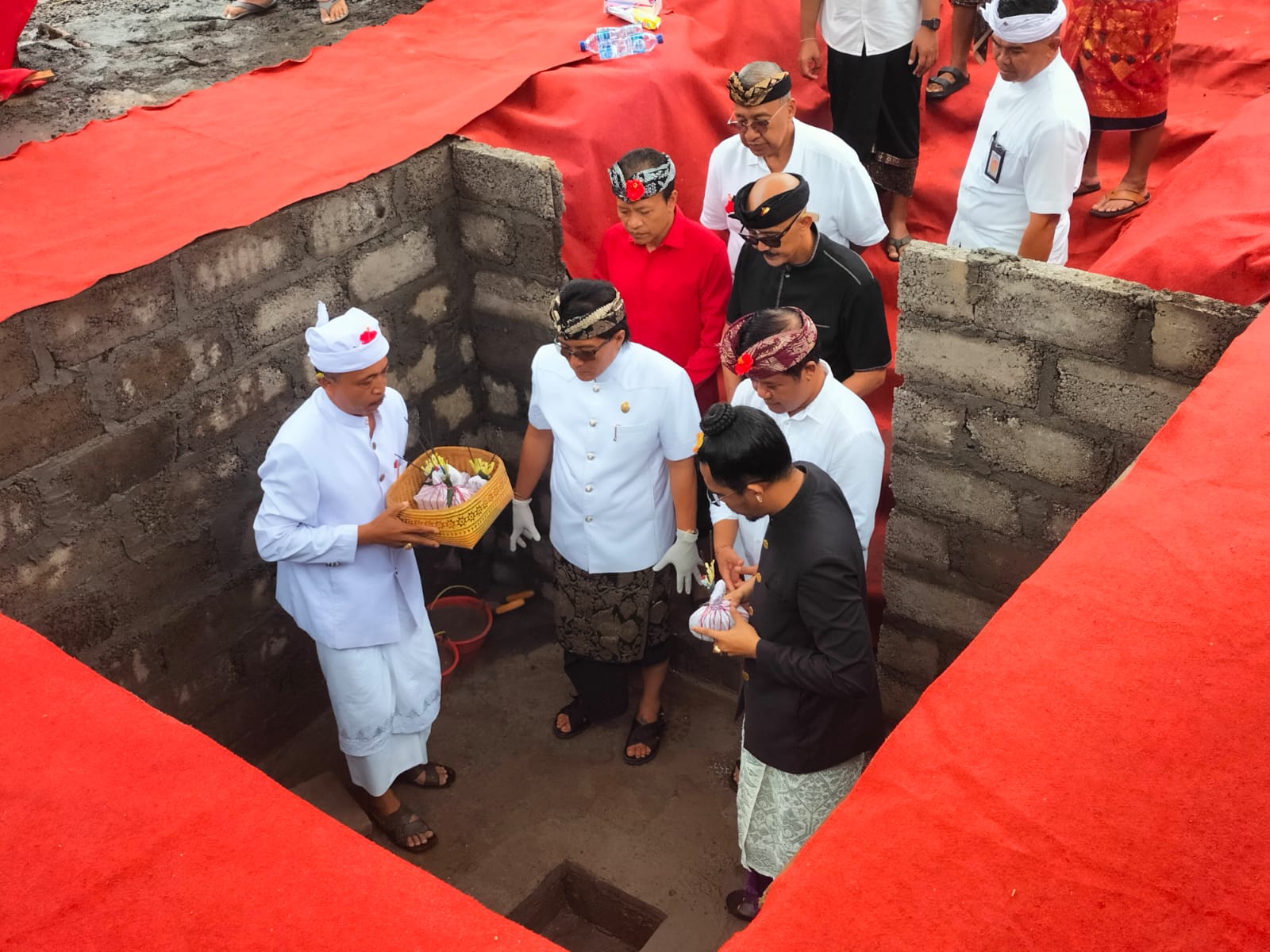 Peletakan batu pertama menandai pembangunan sport center Bangli dilakukan oleh Bupati Bangli Sang Nyoman Sedana Arta dan Bupati Badung I Nyoman Giri Prasta, Selasa, 23 April 2024.