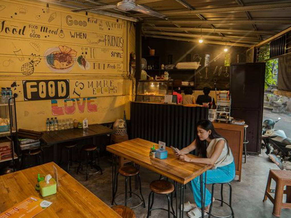 MURAH MERIAH: 17.21kitchen merupakan surga kuliner bagi kalangan anak kos, pelajar hingga mahasiswa di Singaraja Bali, dengan harga murah meriah.