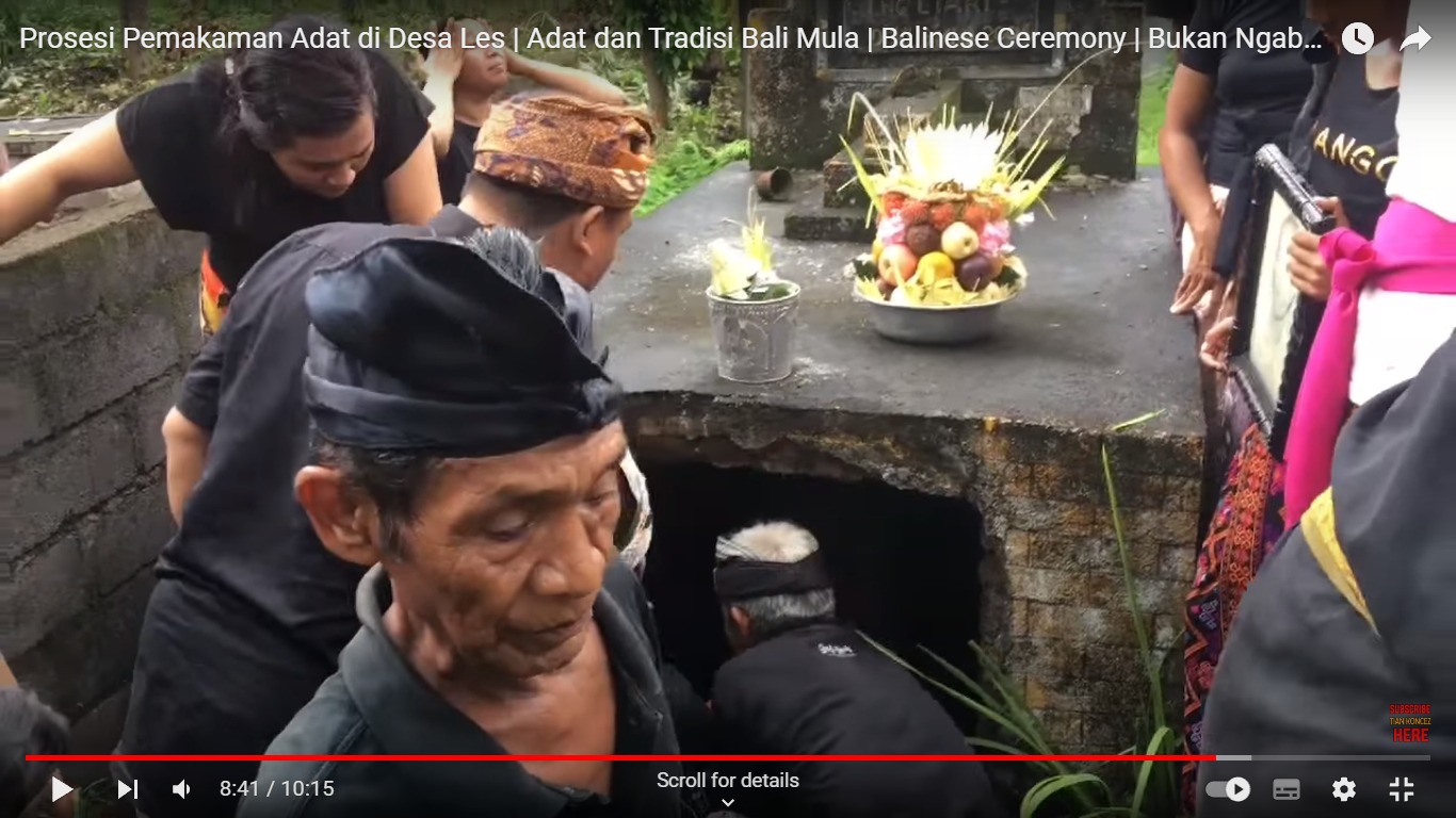 PEMAKAMAN: Prosesi pemakaman di Desa Les Buleleng Bali sangat unik. Tidak dikubur atau dibakar, tetapi dengan cara ini.