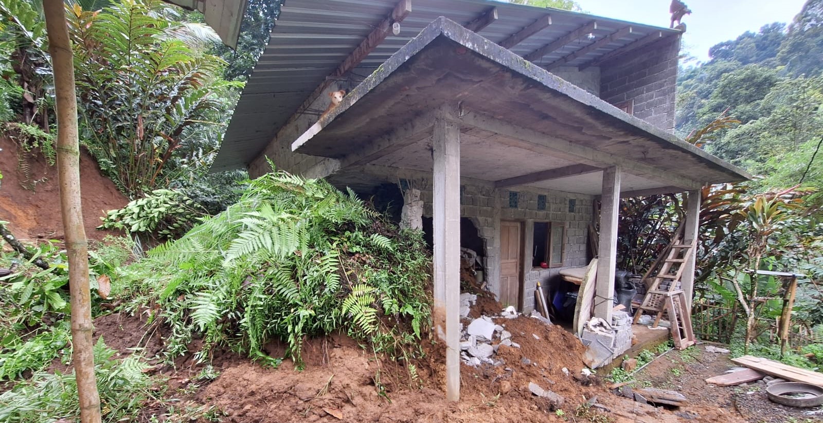 Rumah milik Wayan Hapri Kartika Nata, warga Banjar Antapan, Desa Antapan, Kecamatan Baturiti, Kabupaten Tabanan, Bali tertimbun tanah longsor, Senin, 22 April 2024 malam.