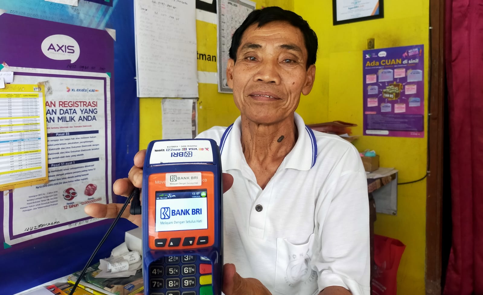Dewa Putu Kaler, Agen BRILink di Desa Bangbang, Kecamatan Tembuku, Kabupaten Bangli, Bali menunjukkan mesin EDC untuk transaksi perbankan, Sabtu, 13 April 2024.