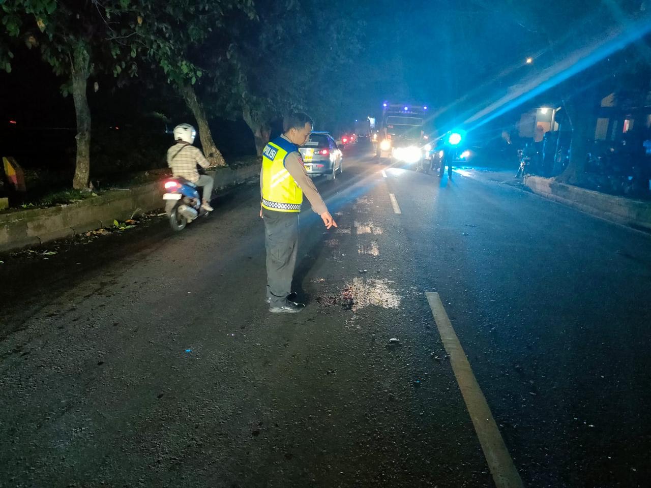 OLAH TKP : Petugas Satlantas Polres Jembrana melakukan olah tkp lakalantas di depan SPBU Kaliakah, Rabu (24/4) malam.