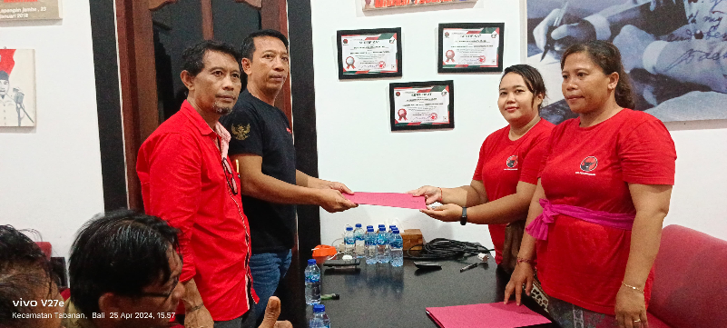 Nyoman Mulyadi mengambil formulir pendaftaran sebagai calon Bupati di kantor DPC PDIP Tabanan.