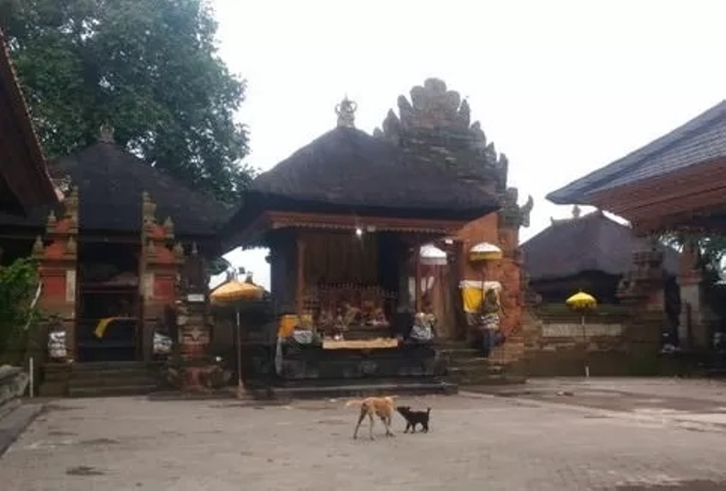 Pura Erjeruk, terletak 200 meter ke selatan dari simpang empat Bypass IB Mantra menuju Pantai Purnama, Gianyar, Bali
