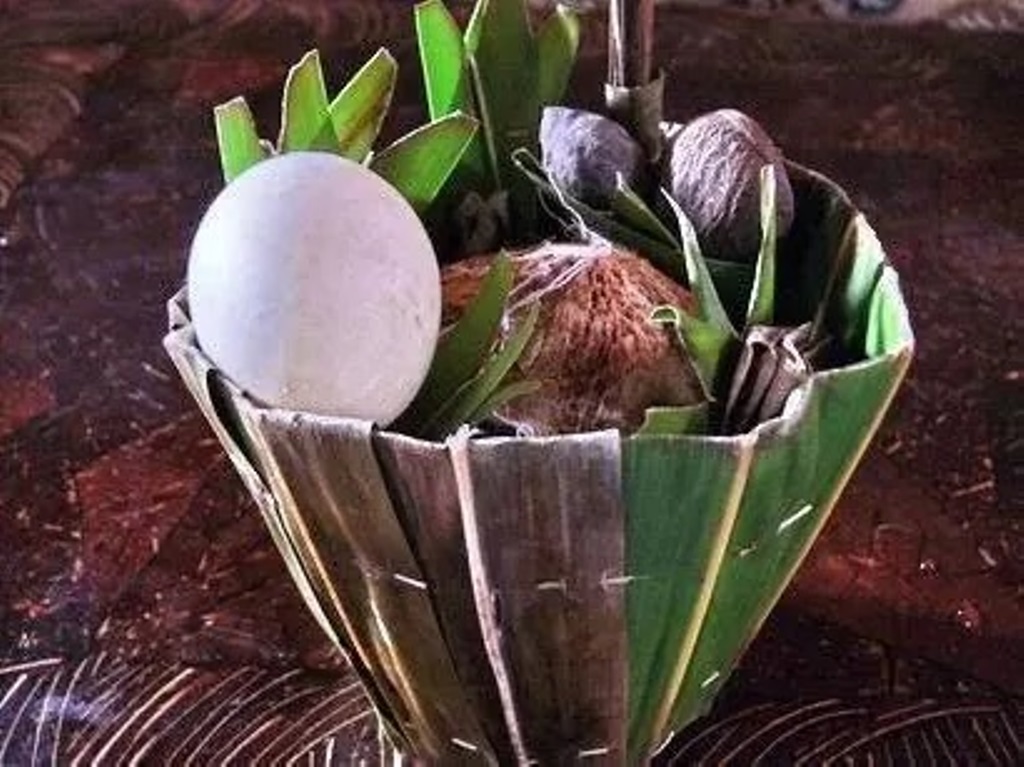 Kemiri dalam daksina, salah satu sarana upakara umat Hindu di Bali