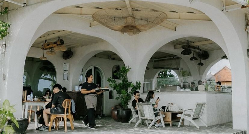 Nikmati nongki cantik di kafe berkonsep mini beach club Stuja di Pantai, lokasinya di pinggir pantai di Bali.