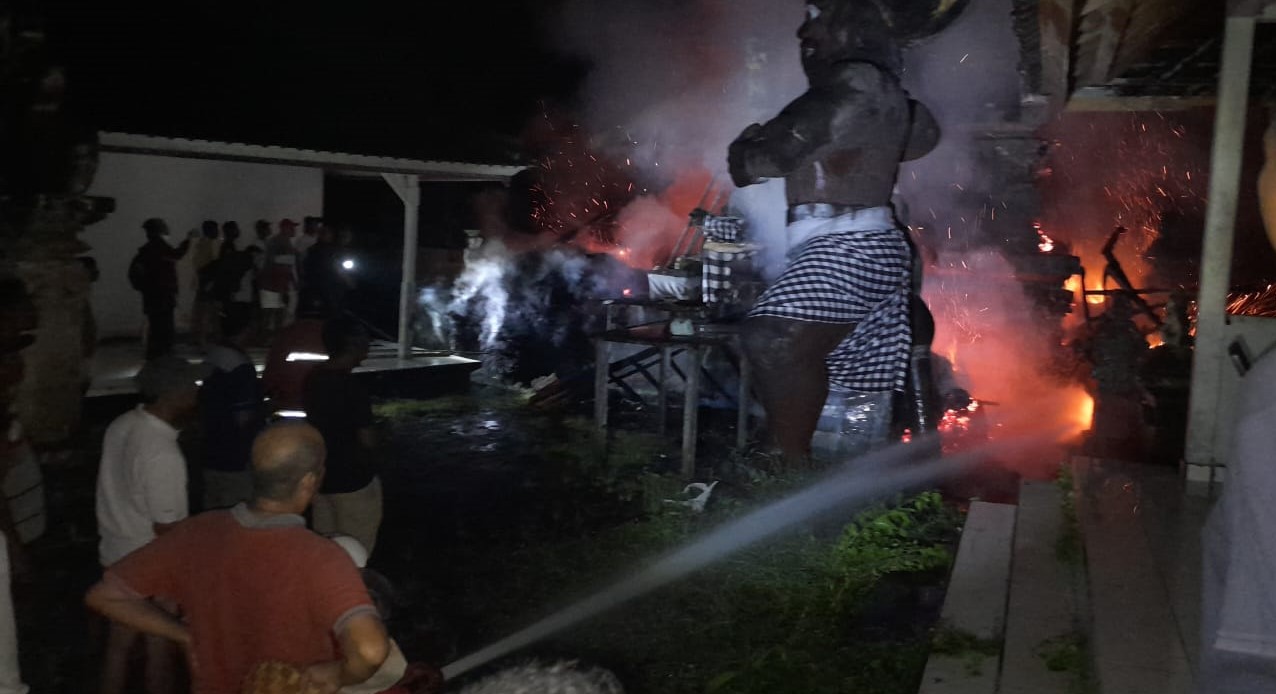 Palinggih Pura Ratu Gede Bima Sakti Tanah Lot, Tabanan mengalami kebakaran, Rabu, 24 April 2024.