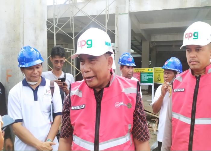 PROGRESS : Bupati Jembrana I Nengah Tamba usai peninjauan pengerjaan pembangunan revitalisasi Pasar Umum Negara, Jumat (26/4).