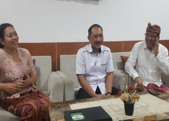 Pj Bupati Klungkung I Nyoman Jendrika didampingi Kadis Pariwisata Ni Made Sulistiawati dan Kadis Kebudayaan Ketut Suadnyana, dihadapan awak media, Jumat malam (26/4).