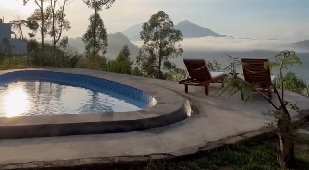 Gunung Batur menjadi view utama tempat glamping, Pinggan Cliff di Kecamatan Kintamani, Kabupaten Bangli, Bali.