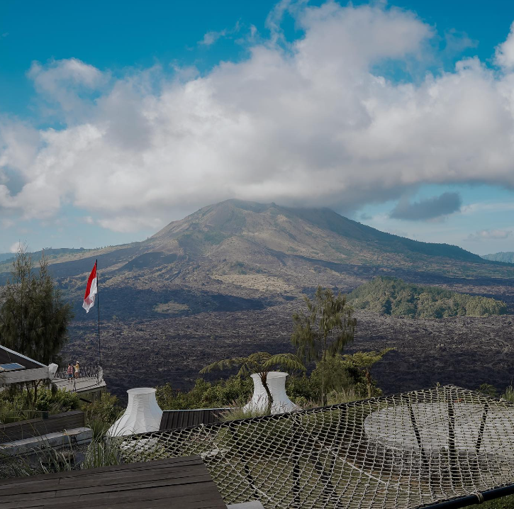 TENDA: Tenda glamping Black Lava Camp berbentuk bulat mirip bola, terlihat eksklusif berlatar Gunung Batur di Kintamani Bali.