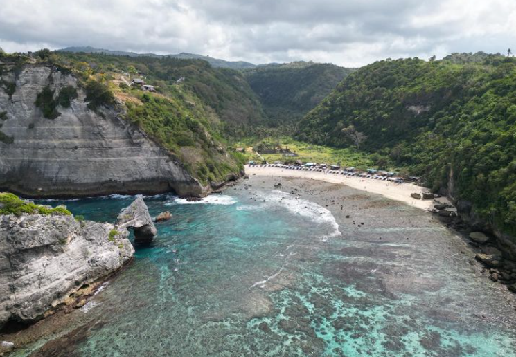 PANTAI ATUH: Pantai Atuh yang terletak di pessir timur Pulau Nusa Penida Bali merupakan permata tersembunyi yang cocok untuk menikmati ketenangan.