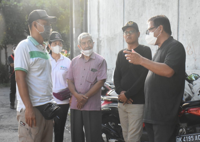 FOGGING: Sekda Kota Denpasar, Ida Bagus Alit Wiradana, didampingi Kadis Kesehatan, A.A. Ayu Agung Candrawati, serta Perbekel Desa Sidakarya, I Wayan Madrayasa pelaksanaan fogging.