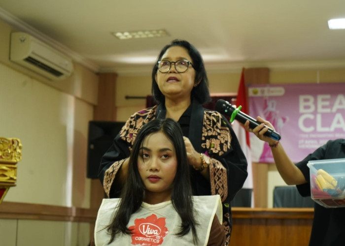 Ayu Agung saat memberikan pelatihan kepada peserta Beauty Class 2024 di Aula Kampus STAHN Mpu Kuturan Singaraja pada Sabtu (28/4) siang.