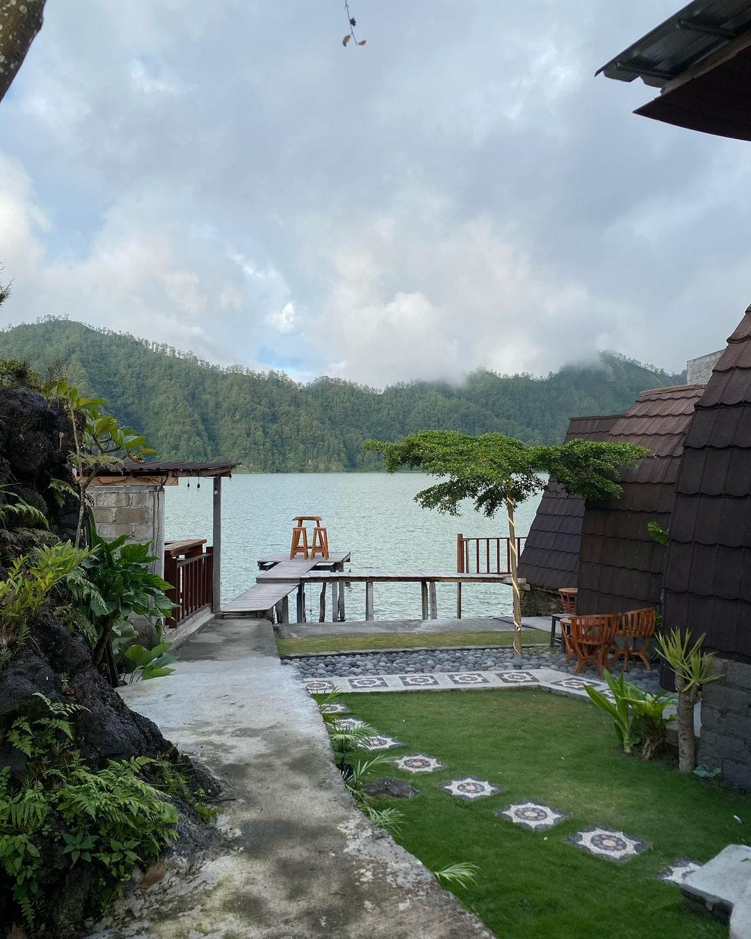 ROMANTIS: Tempat Glamping Bintang Danu yang berada pinggir Danau Batur Kintamani Bali memberikan suasana romantic dengan main kano dan sunset.