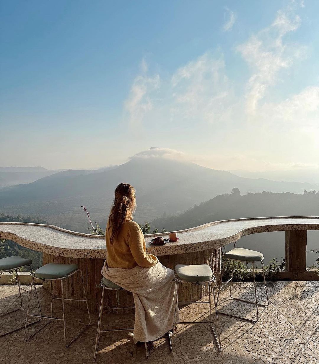 HIDDEN DOOR: Paperhills Caf&eacute; memiliki Hidden Door untuk melihat pemandangan tersembunyi berupa tempat glamping di Kintamani Bali.