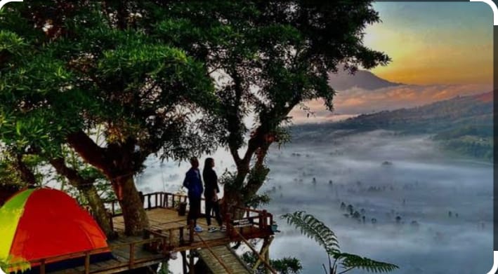 DI ATAS POHON: Sensasi camping di atas pohon bisa dinikmati di salah satu glamping Kintamani Bali. Tawarkan sensasi di negeri dongeng.
