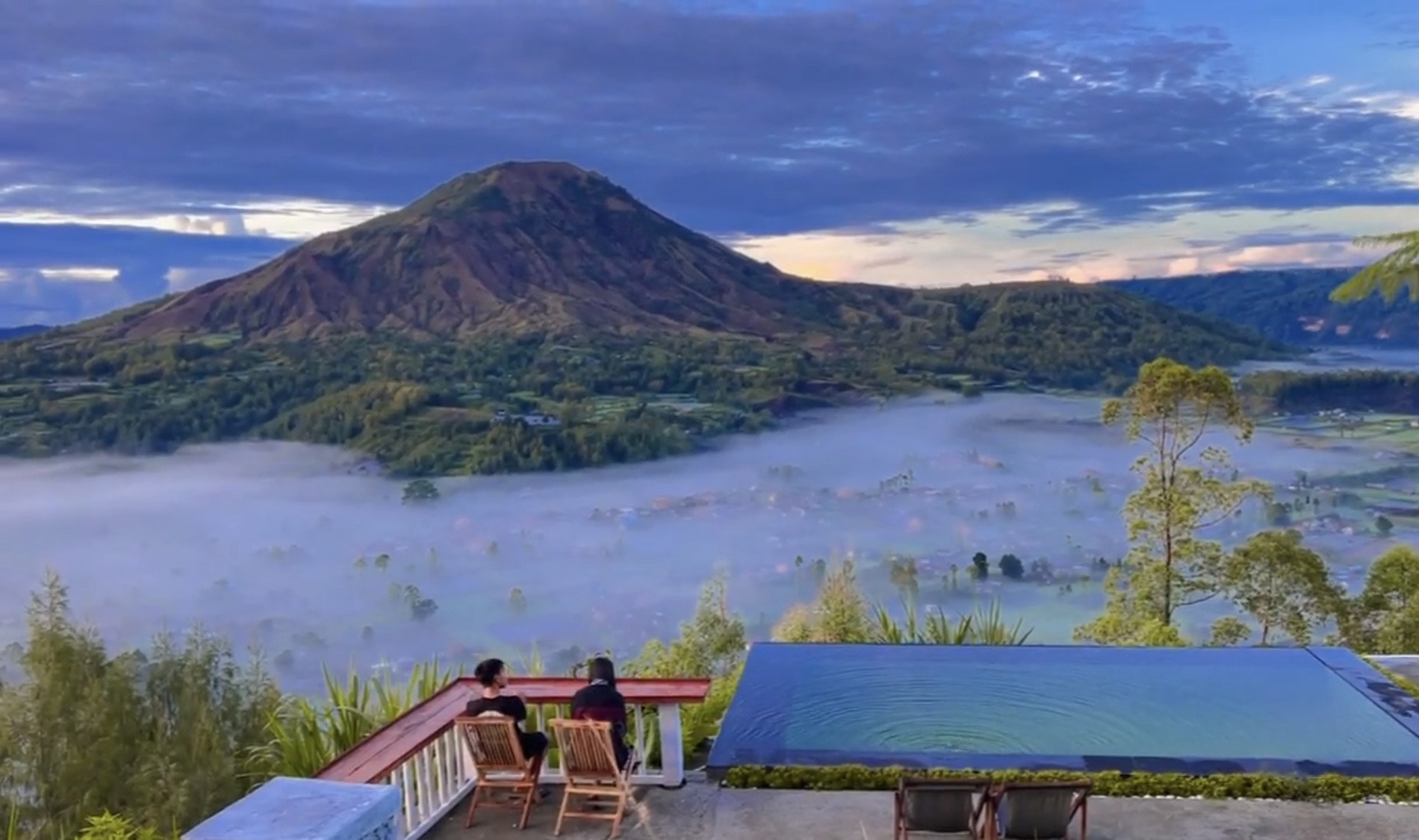 SELIMUT AWAN: Suasana pagi hari di Pinggan Glamping Hill, Desa Pinggan, Kintamani, Bali seperti berselimut awan yang kerap bikin netizen penasaran.