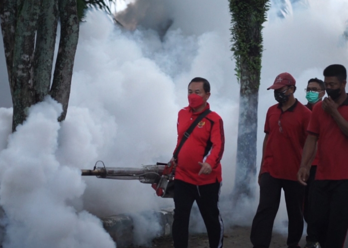 FOGGING: Bupati Karangasem I Gede Dana bersama petugas melakukan fogging untuk menekan kasus DBD di Kabupaten Karangasem.