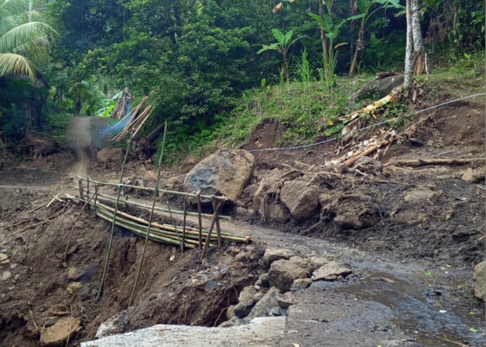 DARURAT: Masyarakat Banjar Dinas Kalanganyar, Desa Gegelang, Kecamatan Manggis membuat tanggul darurat di tempat yang sebelumnya terkena longsor.