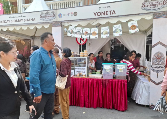 MASUKAN : Ketua DPRD Klungkung Anak Agung Gde Anom saat mengunjungi stand kuliner dan UMKM di Festival Semarapura, Senin (29/4).