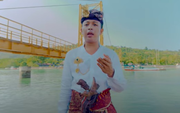 Selain dikenal sebagai penari liku, Mertha Jayak juga sempat merilis lagu perdananya