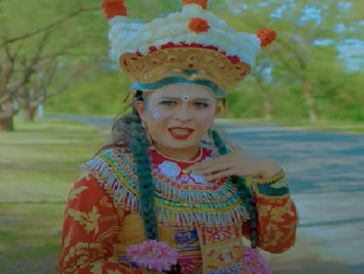 Selain dikenal sebagai penari liku, Gek Munthi juga sempat merilis lagu perdananya