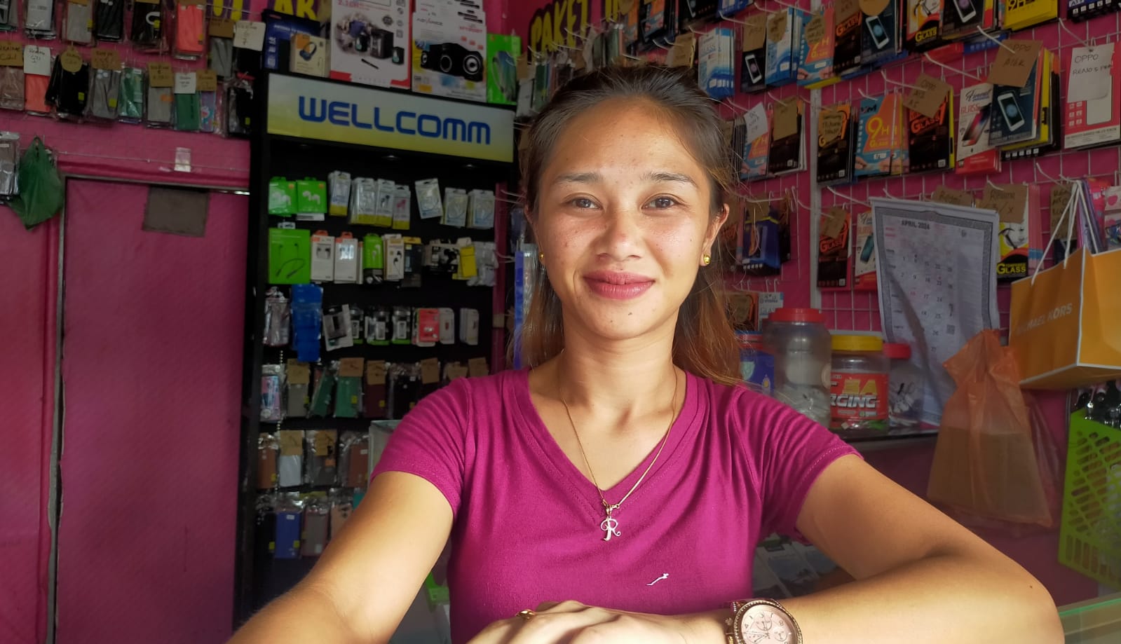 Ni Wayan Ratna, pemilik Merta Cellular di Kabupaten Bangli, Bali sukses mengembangkan usaha berkat KUR BRI.