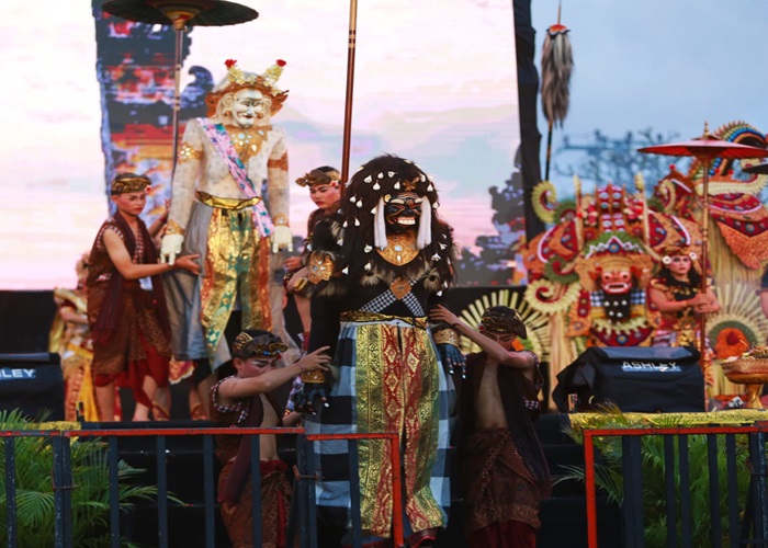 Salah satu pertunjukkan yang ditunggu-tunggu dalam pembukaan Festival Semarapura ke-6, Minggu (28/4) adalah fragmen tari Lawang Balingkang.
