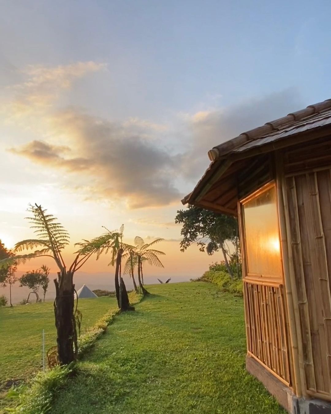 VIEW GLAMPING: View glamping yang satu ini tak ada di Kintamani Bali, tetapi bisa dinikmati di Pohen Hills Camp Bedugul Tabanan.