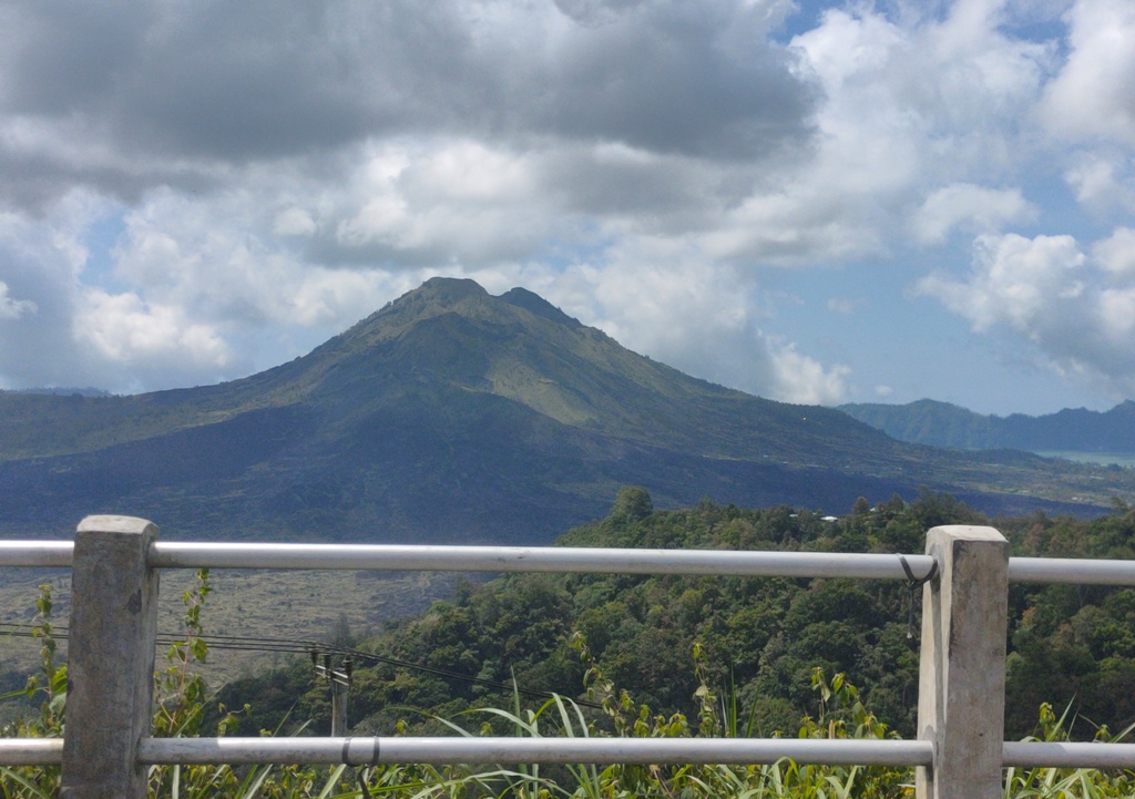 NIKMATI VIEW: View Gunung Batur dan Danau Batur biasanya dinikmati dengan glamping, hiking dan trakking. Namun ada cara mudah dan murah menikmatinya dari jalan raya.