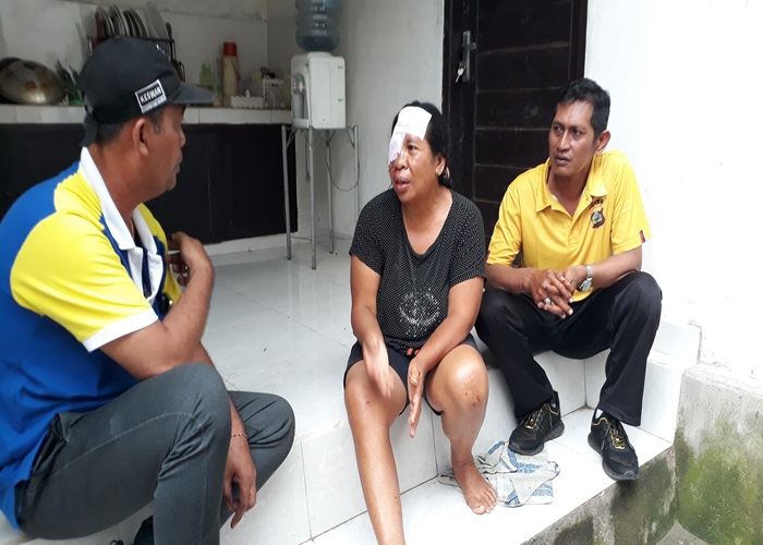 MENGAMUK : Ni Wy Budiarni,51,  satu dari delapan korban gigitan anjing di Kecamatan Melaya saat ditemui petugas dari Keswan-Kesmavet Dinas Pertanian dan Pangan Jembrana Drh. I GNB Rai Mulyawan,.