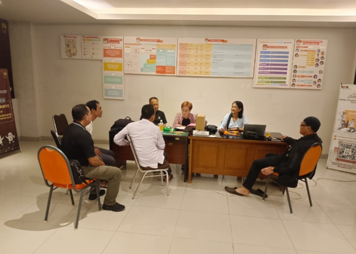 REKRUTMEN : Bawaslu Klungkung saat melalukan pengawasan ke KPU Klungkung.