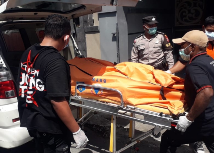 EVAKUASI : Petugas Kepolisian Polsek Ubud evakuasi mayat Jerome Janes Mathew langsung di bawa ke rumah Sakit Umum Sanglah Denpasar.