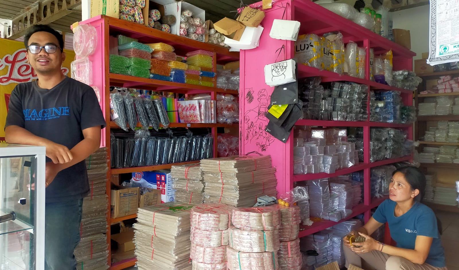 I Komang Edi Santosa (kiri), seorang pelaku UMKM di Kabupaten Bangli, Bali, yang sangat terbantu dengan KUR BRI.