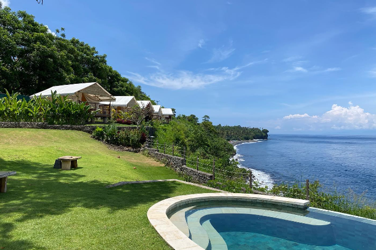 TEBING: Bali Cliff Glamping di Karangasem menawarkan pesona glamping di tepi tebing dan laut, mirip dengan beberapa tempat glamping di Kintamani Bali.