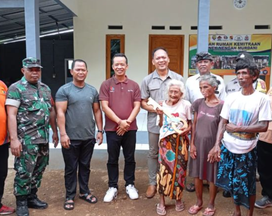 Nengah Murdani, warga Buleleng, Bali menerima kunci rumah dan menyanyikan lagu Indonesia Raya, Minggu, 28 April 2024.