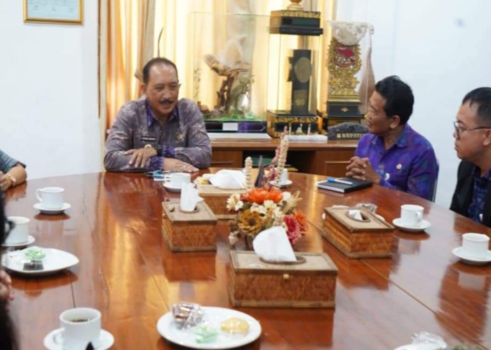 AUDIENSI : Tim PIK-R Paramartha saat audiensi dengan Pj Bupati Klungkung.