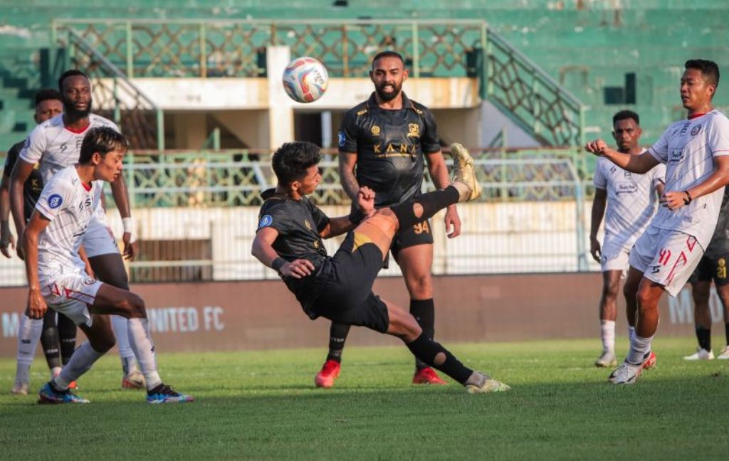 Pesepak bola Madura United Malik Risaldi (tengah) melakukan tendangan salto ke arah gawang Arema FC pada pertandingan BRI Liga 1 di Stadion Gelora Bangkalan, Bangkalan, Jawa Timur, Selasa (30/4/2024)