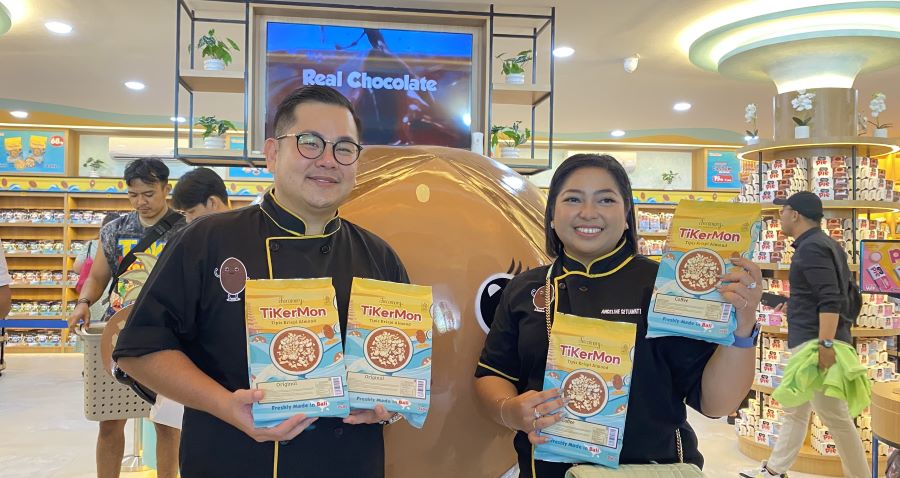 Owner Tikermon by Chocomory Axel Sutantio bersama General Manager Tikermon by Chocomory, Angeline Ariani Setiawati menunjukkan produk Tikermon di acara grand opening, Rabu, 1 Mei 2024.