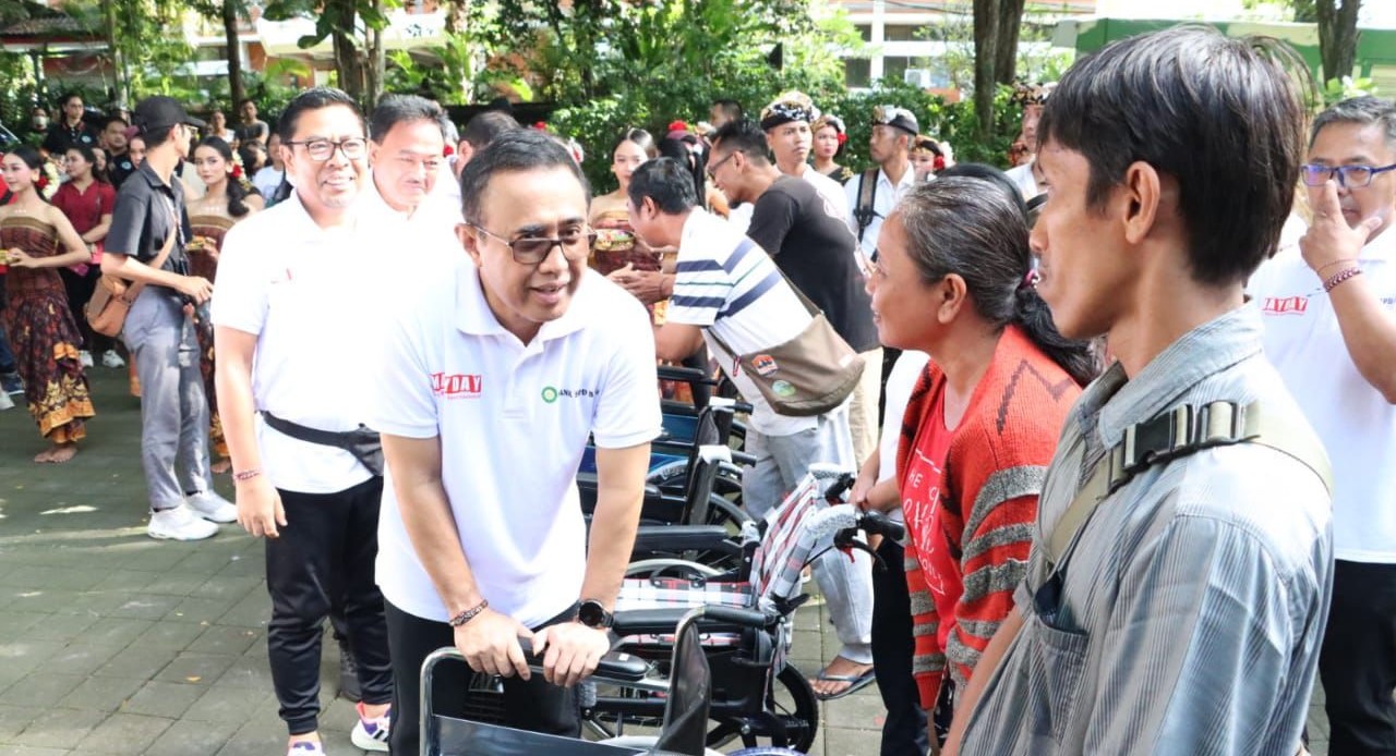 Penyandang disabilitas terlibat dalam peringatan May Day di Kota Denpasar, Bali, Rabu, 1 Mei 2024.