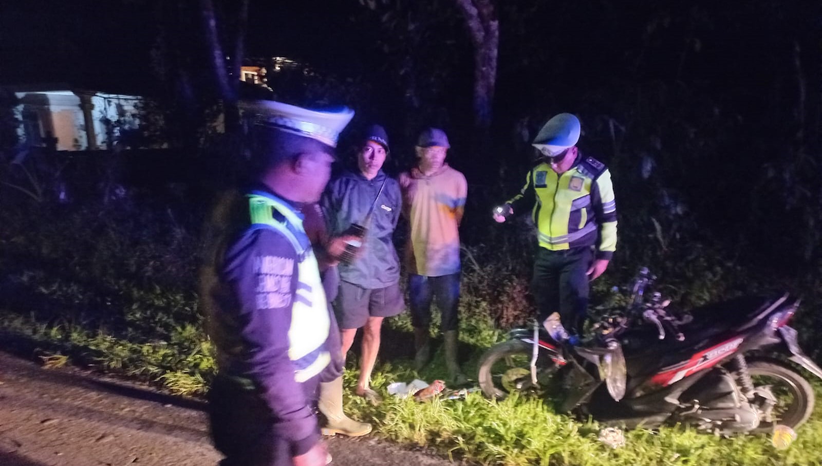Polisi mendatangi TKP kecelakaan yang mengakibatkan pelajar SMP meninggal dunia di Jalan Raya Belantih, Kecamatan Kintamani, Kabupaten Bangli, Bali, Selasa, 1 Mei 2024.