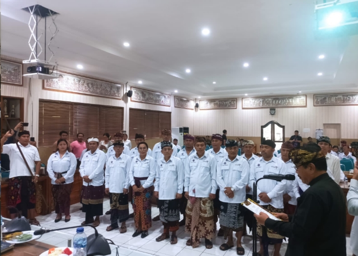 PENGUKUHAN : Pengukuhan Pengurus PHRI BPC Kabupaten Klungkung Periode 2024-2029 di Ruangan Praja Mandala Kamis (2/5).
