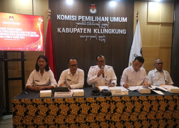 DITETAPKAN : KPU Klungkung saat melakukan pleno penetapan calon terpilih anggota DPRD Klungkung.
