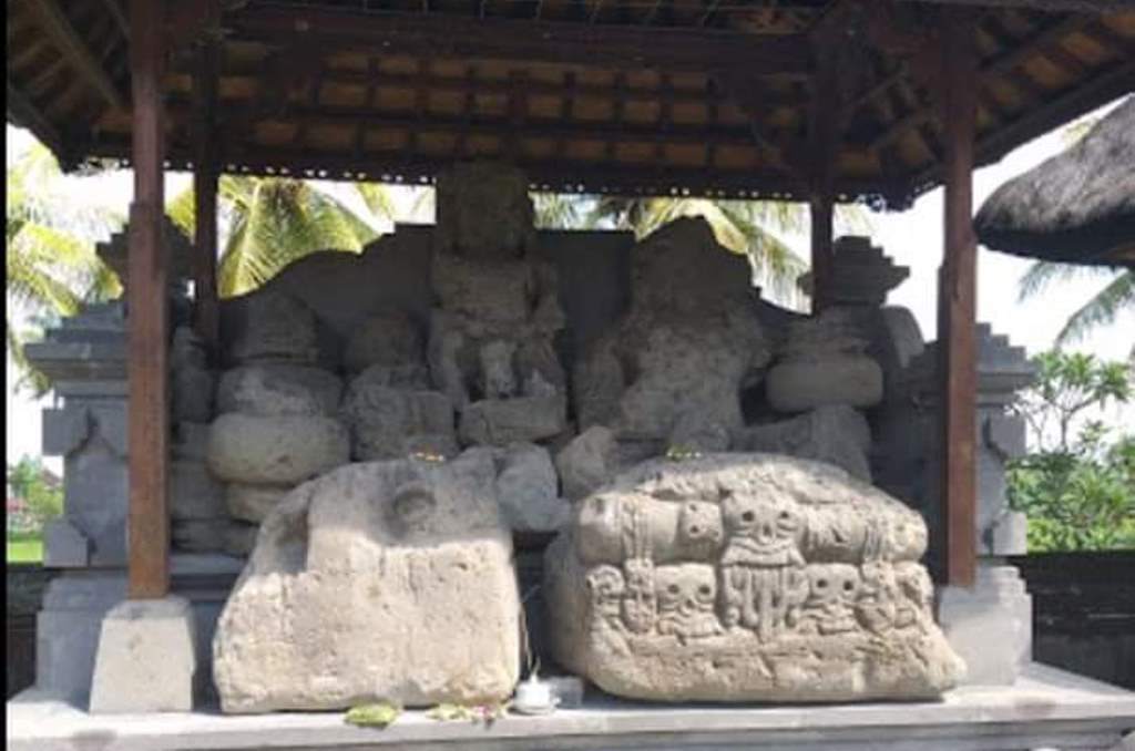 KEUNIKAN HINDU BALI: Arca peninggalan di Pura Kebo Edan di Di Desa Pejeng, Gianyar, Bali.