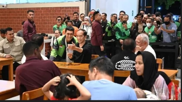 Momen Presiden Jokowi makan Mie Gacoan ditemani dengan para Menteri