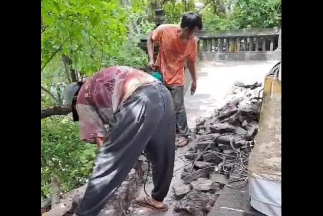 Aktivitas renovasi Pura Luhur Tanah Lot dimulai akhir April lalu dengan memugar tembok penyengker.