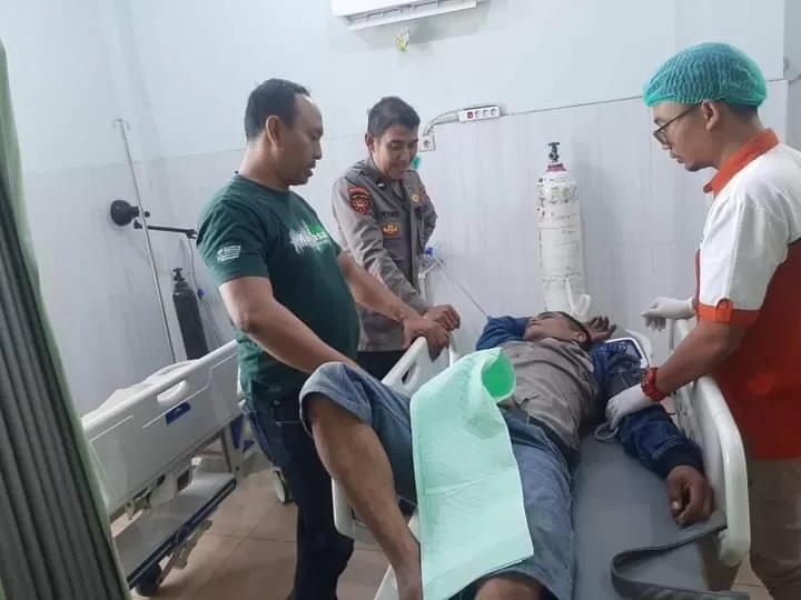 DIMASSA: Pelaku saat diamankan anggota Polsek Menganti usai dimassa warga dan dilarikan ke Rumah sakit (Dok Polsek Menganti/Radar Gresik )