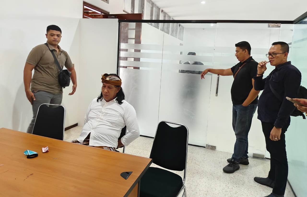 Bendesa Adat Berawa (duduk) saat berada di Kejati Bali.